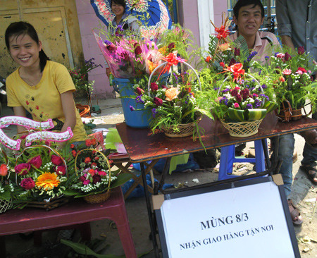 Nhân dịp ngày 8/3, giới trẻ cũng tranh thủ đổ xô ra đường kiếm tiền nhờ các dịch vụ quà tặng hay bán hoa. Tại các cổng trường Đại học, không khó để bắt gặp những bàn bán hoa của các bạn sinh viên. Với những bó hoa được các bạn tỉ mỉ bó rất công phu và mức giá vừa phải.