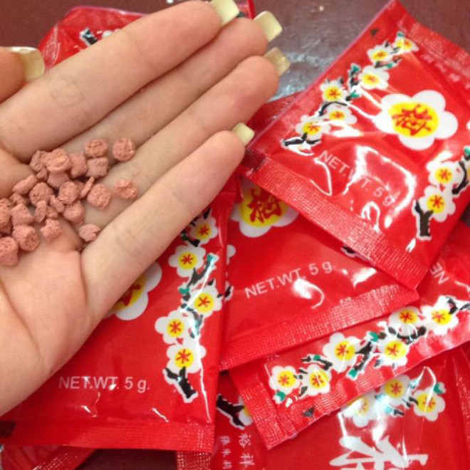 Ô mai là món ăn vặt mà bất cứ bạn trẻ 8X, 9X nào cũng từng ăn. Thời đó, ô mai có vô số loại từ ô mai mơ, ô mai me, ô mai khế tự làm nhưng nổi tiếng nhất vẫn là ô mai hoa mai, gói đỏ của Trung Quốc.