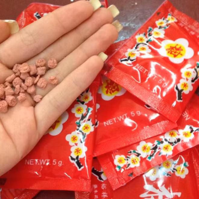 Ô mai là món ăn vặt mà bất cứ bạn trẻ 8X, 9X nào cũng từng ăn. Thời đó, ô mai có vô số loại từ ô mai mơ, ô mai me, ô mai khế tự làm nhưng nổi tiếng nhất vẫn là ô mai hoa mai, gói đỏ của Trung Quốc.