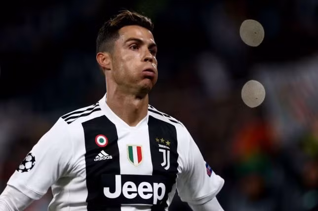 Nguồn tin từ Metro khẳng định, Ronaldo đã yêu cầu BLĐ Juventus thực hiện cuộc cải tổ mạnh mẽ trong phiên chợ Hè năm nay trong bối cảnh đội hình Juventus đã già na, qua đó khó cạnh tranh ở đấu trường châu lục.