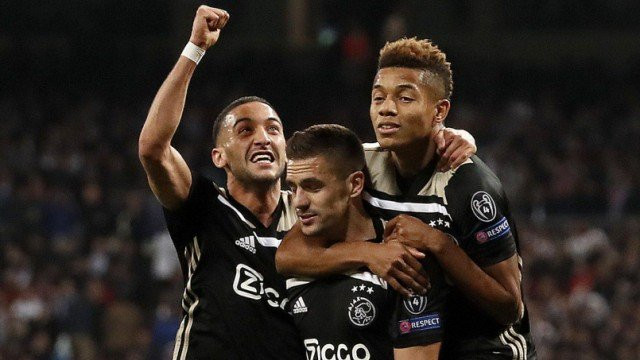 Ziyech đang nhận được sự chú ý từ hàng loạt ông lớn châu Âu như Napoli, Bayern Munich, Arsenal. Và mới đây, theo tờ báo Đức Suddeutsche Zeitung, đội bóng Anh Leicester City mới là bên đang dẫn đầu cuộc đua giành chữ kí của tiền vệ này.