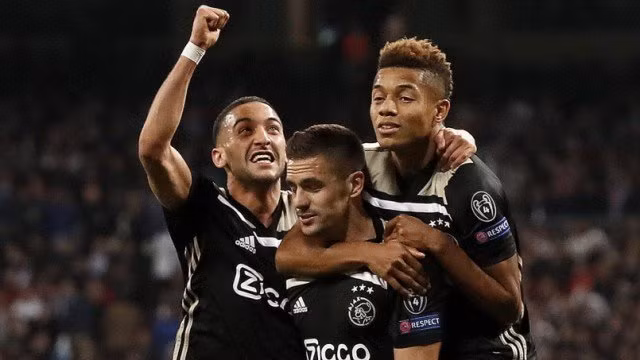 Ziyech đang nhận được sự chú ý từ hàng loạt ông lớn châu Âu như Napoli, Bayern Munich, Arsenal. Và mới đây, theo tờ báo Đức Suddeutsche Zeitung, đội bóng Anh Leicester City mới là bên đang dẫn đầu cuộc đua giành chữ kí của tiền vệ này.