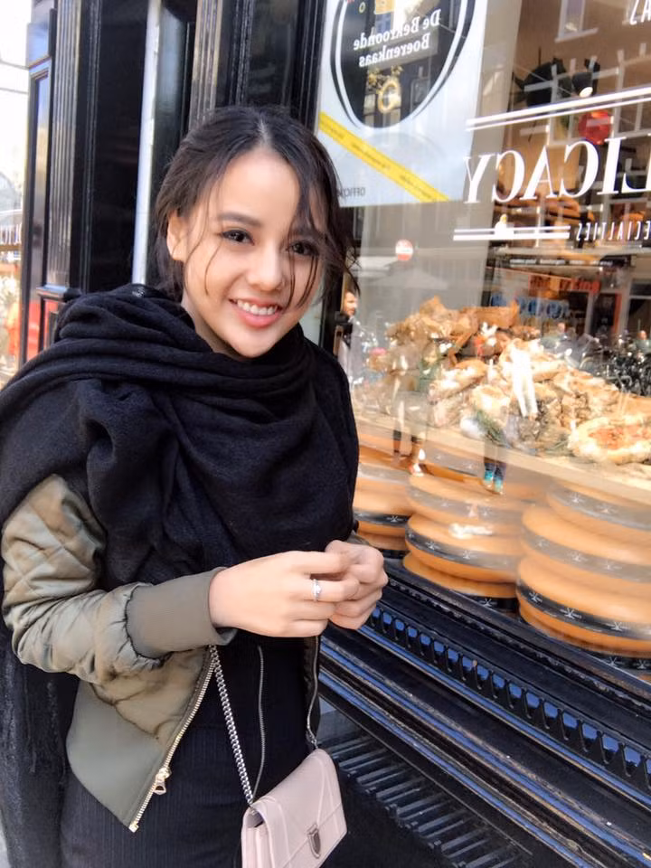 Sở hữu khuôn mặt ưa nhìn với những nét đẹp thuần túy như đôi mắt tròn dễ thương, chiếc cằm v.line thời thượng cùng làn da trắng mịn màng, DJ Mai Anh khiến nhiều trái tim của những gã si tình thổn thức.