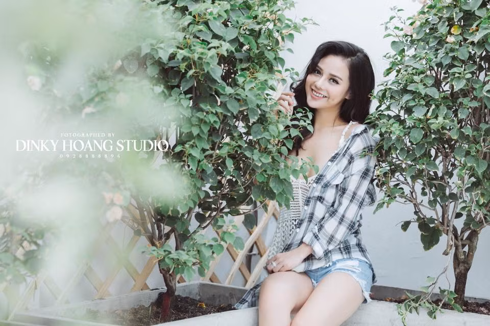 Nguyễn Mai Anh (sinh năm 1992) quê gốc Thanh Hóa. Nữ DJ này từng là cựu sinh viên của ngành Tài chính, trường ĐH Kinh doanh và Công nghệ Hà Nội. Mới đây, Mai Anh vừa lọt vào top 10 của một cuộc thi dành cho DJ quy mô lớn trong nước.