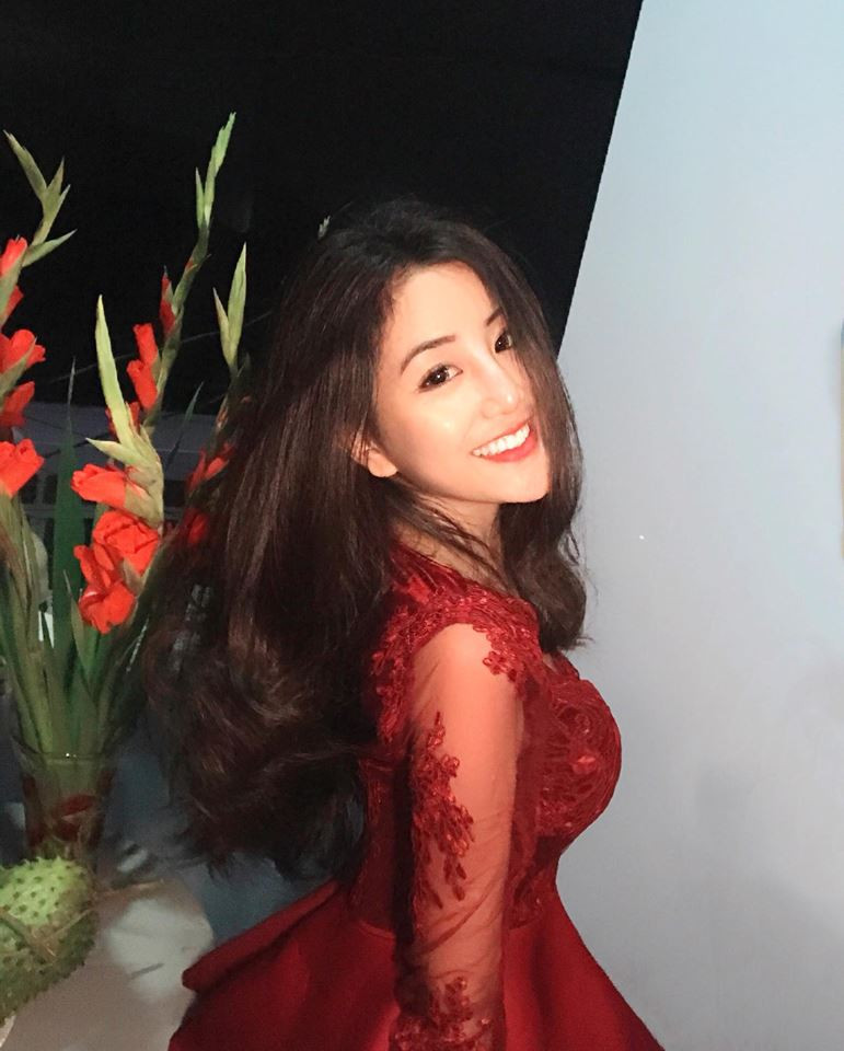 Võ Ngọc Trân quyến rũ trong váy ren đỏ