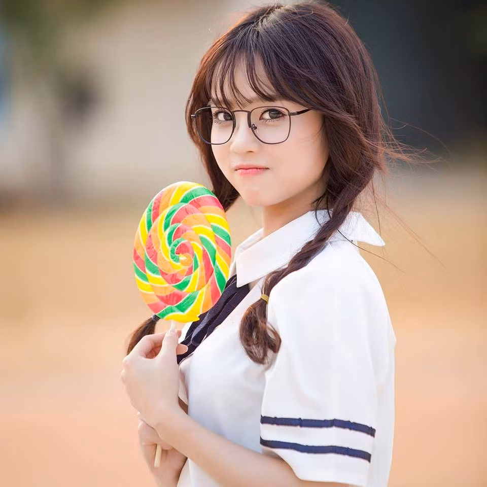 Chia sẻ về cách chăm sóc nhan sắc của mình, Ái Vi từng nói bí quyết chăm sóc sắc đẹp của cô là nói không với nước ngọt có ga, những thực phẩm màu và hạn chế đồ chiên rán, sáng ngủ dậy thì giữ thói quen dùng 1 ly nước lọc.