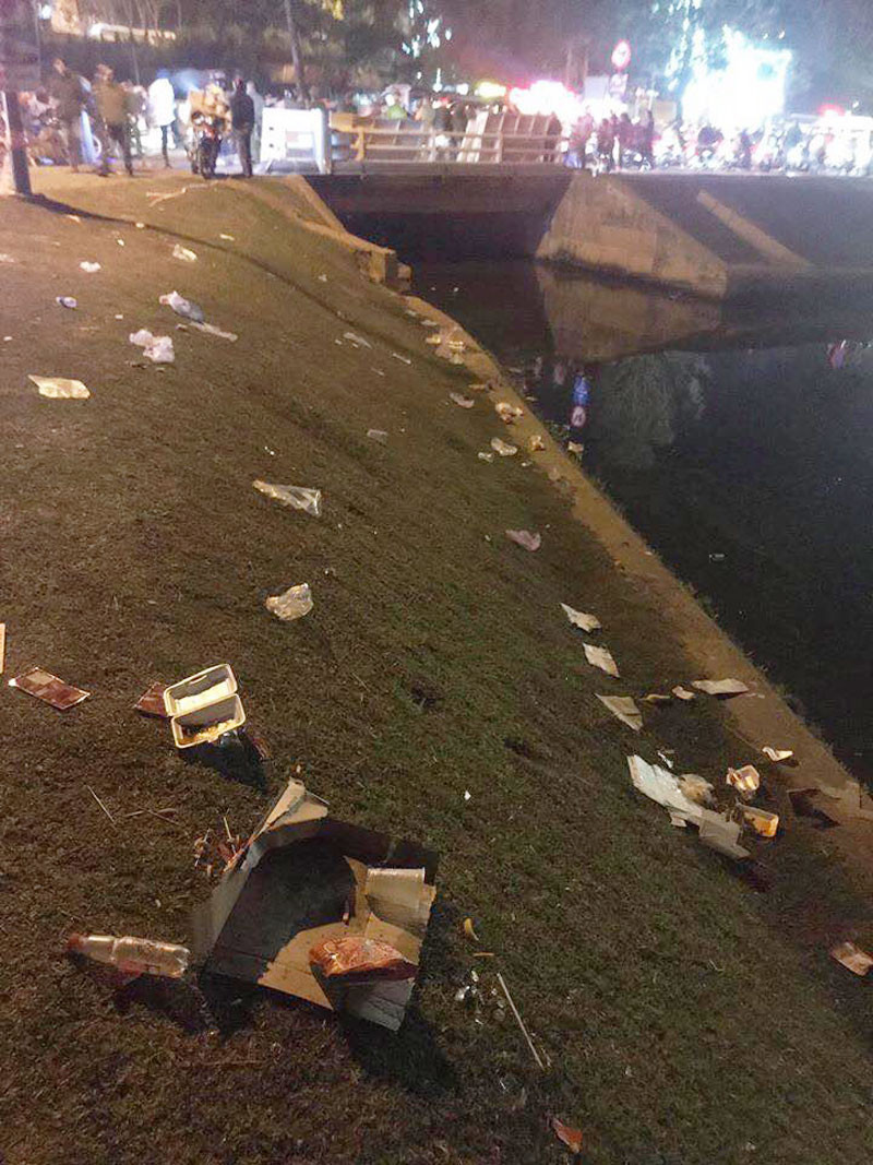 Không chỉ khu vực quảng trường, những vị trí gần bờ hồ cũng ngập trong nhiều loại rác thải: từ túi bóng, vỏ lon bia, ly nhựa đến hộp xốp.