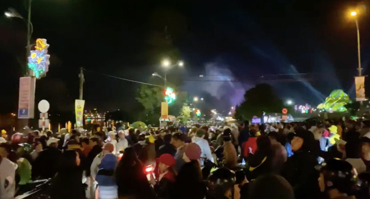 Ngay từ đêm khai mạc festival hoa, không khí tại Đà Lạt đã nóng lên khi có rất nhiều du khách khắp nơi đổ về.