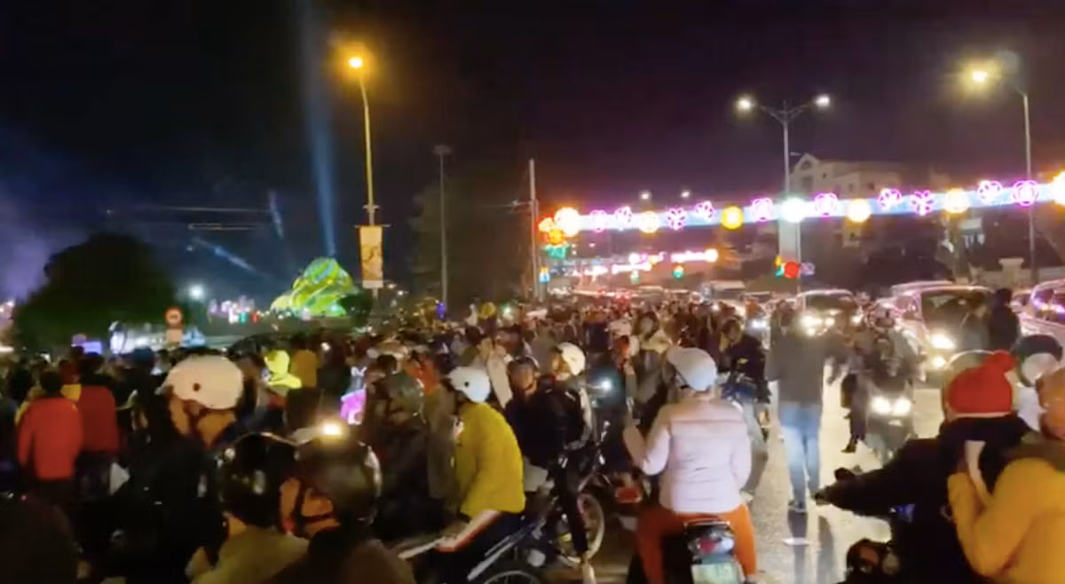 "Nói ra lại tự ái, chứ ý thức kém quá đi.", "Thành phố hoa biến hóa thành thành phố rác. Năm nào cũng như năm nào, nói mãi mà vẫn như thế. Ý thức kém lại hay tự ái." là những ý kiến dân mạng để lại dưới hình ảnh Đà Lạt ngập rác.