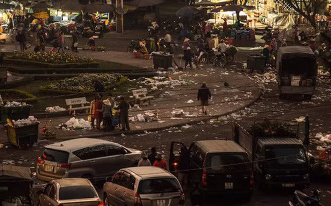 Đường xá mịt mù khói bụi, liên tục kẹt xe ở những tuyến đường trung tâm Đà Lạt, nơi nào cũng đông đúc khiến nhiều người ngán ngẫm thở dài.