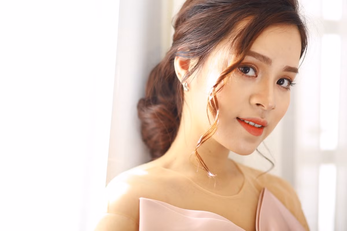 Giang Hồng là một trong những MC song ngữ trẻ nổi tiếng, cô nàng này có thể dẫn chương trình bằng cả hai thứ tiếng như Việt - Anh, Việt - Trung.