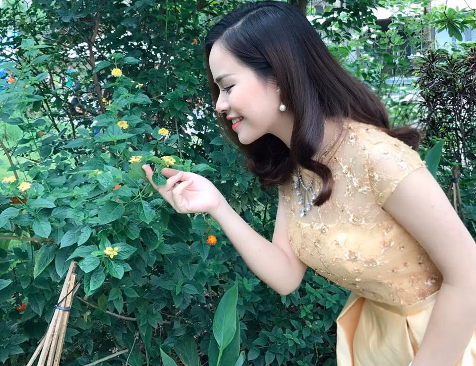 Để có được như ngày hôm nay, Giang Hồng đã không ngừng trau dồi vốn kiến thức tiếng Anh, kỹ năng dẫn chương trình cũng như tìm kiếm nhiều cơ hội được cầm mic tại các chương trình, sự kiện hợp tác trong nước cũng như quốc tế.