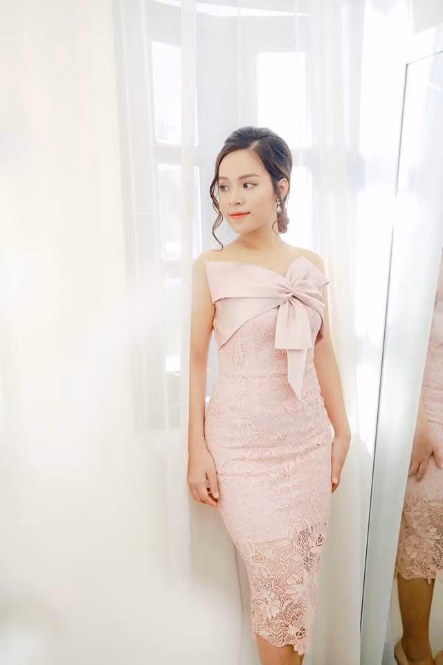 Từ những lần dẫn tại trường Đại học, Giang Hồng bắt đầu có niềm đam mê với nghề cầm mic và đặc biệt chú ý tới vai trò MC song ngữ.