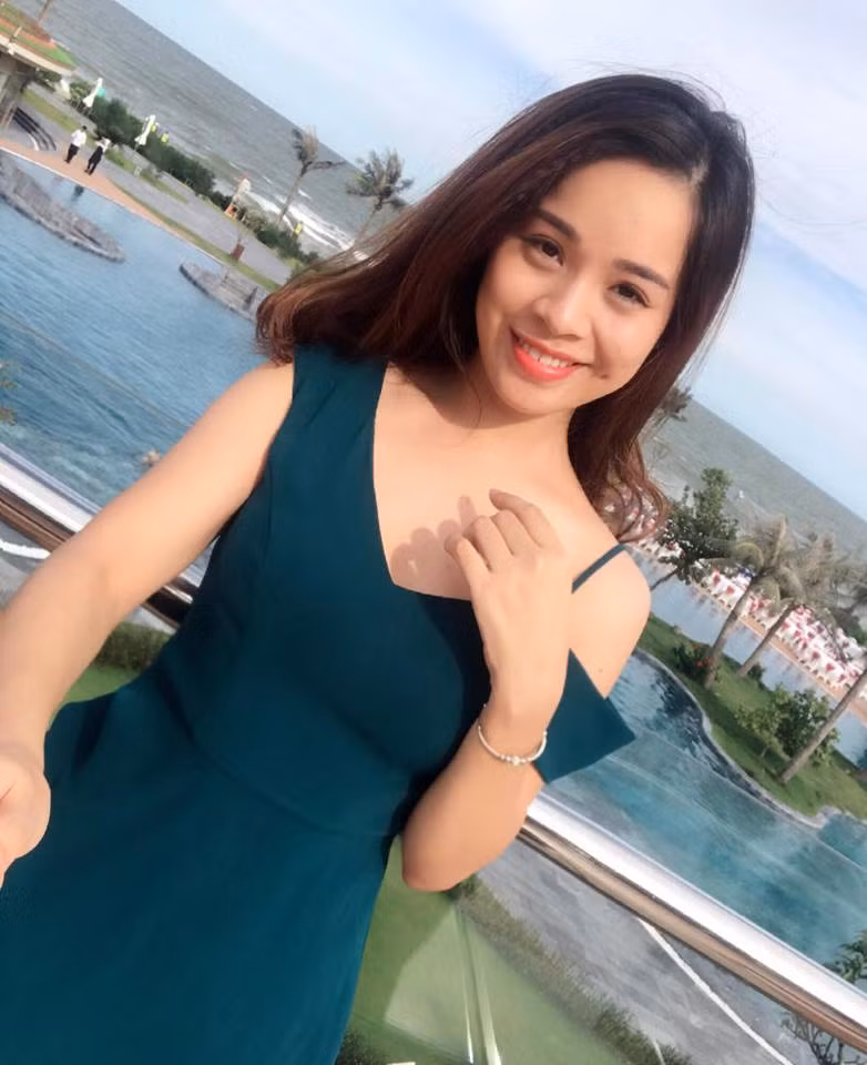 Từng là một trong những sinh viên nổi trội gắn liền với nhiều hoạt động của trường Khoa học Xã hội và Nhân văn, Giang Hồng có giọng nói nhẹ nhàng, ngoại hình sáng sân khấu và khả năng phát âm tiếng Anh chuẩn, cô đã chiếm được nhiều cảm tình của khán giả mỗi lần xuất hiện.