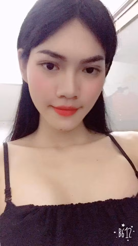 Những sở thích của Thành Đạt nhanh chóng được hàng xóm để ý rồi trêu "thằng bê đê", "thằng con gái". Dù vậy, nhưng ba mẹ của chàng trai này cũng không mảy may ý kiến và một mực không tin đứa con trai duy nhất là "3D".