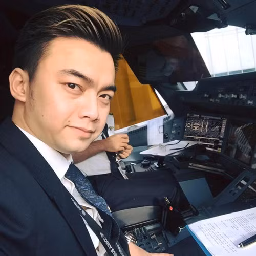 Có thể thấy, anh chàng này có một cuộc sống khá bận rộn với các giờ bay kín lịch, và vi vu tới khắp nơi trên thế giới. Nhưng cũng không vì thế mà quên đi sự tận hưởng cuộc sống xung quanh.