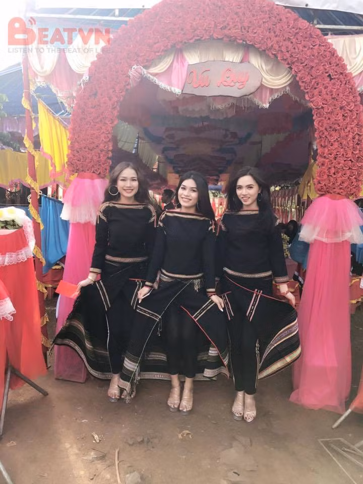 Tất cả các cô gái trên đều là những người dân tộc Ê Đê "chính hiệu". Từ nụ cười, ánh mắt đều toát lên sự tươi tắn, rực rỡ và thu hút sự quan tâm của nhiều người. Mọi người đều không tiếc lời khen dành cho các cô gái mà quên mất nhân vật chính của lễ cưới.