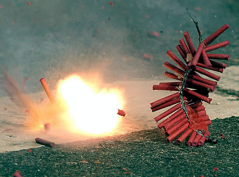 Từng dây pháo nổ đi theo đó là những tràng vỗ tay không ngớt của đám trẻ trong xóm.