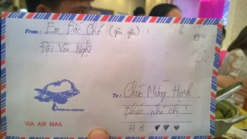 Nhưng nhiều ý kiến lại cho rằng những phong bì này hoàn toàn có thể có thật vì nhiều nhóm bạn chơi thân với nhau và họ muốn tạo nên điều đặc biệt trong ngày trọng đại của cô dâu chú rể nên họ đã làm điều này.