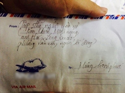 Trước đó, trên mạng xã hội từng chia sẻ một số hình ảnh về những chiếc phong bì có dòng chữ “bá đạo”. Những hình ảnh này đều khiến người đọc cười nghiêng ngả.