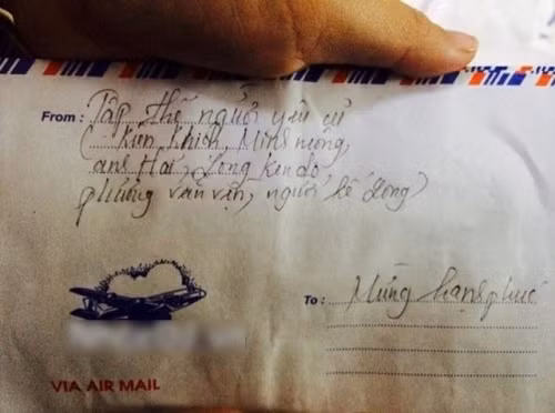 Trước đó, trên mạng xã hội từng chia sẻ một số hình ảnh về những chiếc phong bì có dòng chữ “bá đạo”. Những hình ảnh này đều khiến người đọc cười nghiêng ngả.