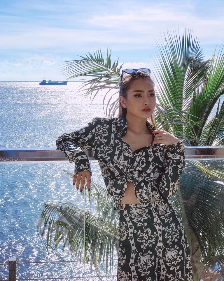 Gần đây nhất, Mù Tạt đảm nhận vai diễn Đồng Lan - con gái của Đồng Vĩnh do NSƯT Hoàng Hải thủ vai trong phim truyền hình “Mê cung”, gây được nhiều ấn tượng đẹp.