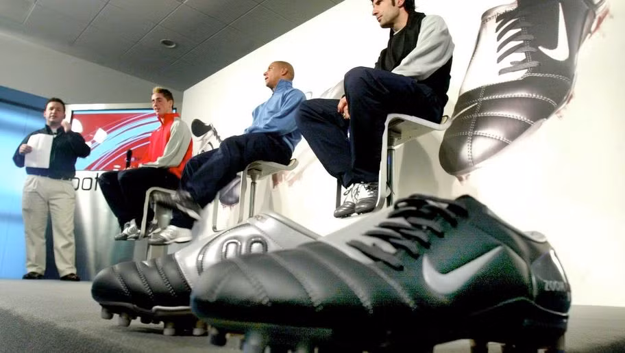 Doi giay bong da di vao lich su lang tuc cau the gioi