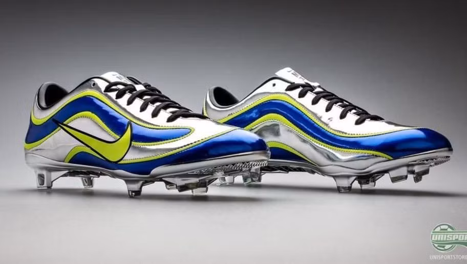 "Nike Mercurial R9" là mẫu giày được thiết kế để dành riêng cho siêu sao Ronaldo Nazário de Lima (hay còn gọi là Ronaldo béo). Các nhà thiết kế của hãng Nike đã lấy cảm hứng từ những bàn thắng của "Rô béo" để tạo nên mẫu thiết kế giày lạ mắt này.