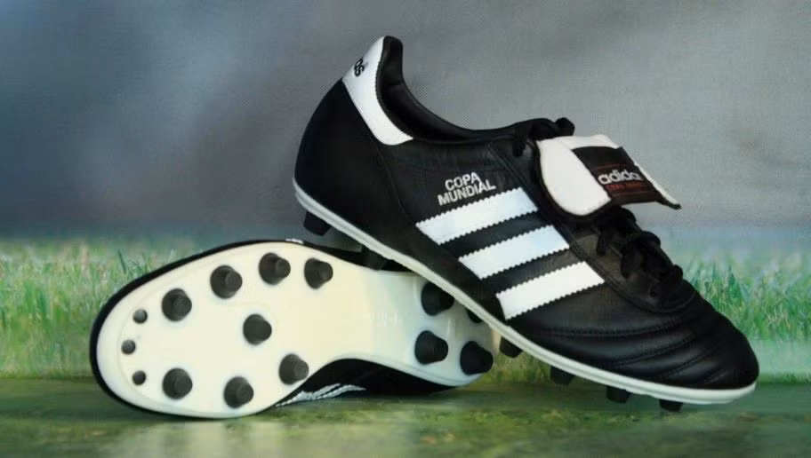 Adidas Copa Mundial được thiết và đưa ra sử dụng lần đầu tiên vào World Cup 1982. Đây được coi là mẫu giày tốt nhất trong lịch sử bóng đá thế giới mà ngày nay, vẫn còn rất nhiều cầu thủ tin dùng.