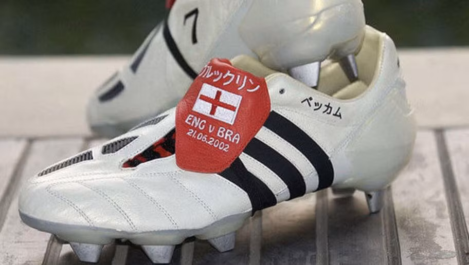 Adidas Predator là đôi giày từng được rất nhiều danh thủ hàng đầu thế giới sử dụng, tiêu biểu phải kể đến David Beckham, Zinedine Zidane, Raul. Đáng chú ý khi đôi giày được cựu cầu thủ Liverpool Craig Johnston thiết kế và tạo ra các mẫu thử nghiệm đầu tiên.