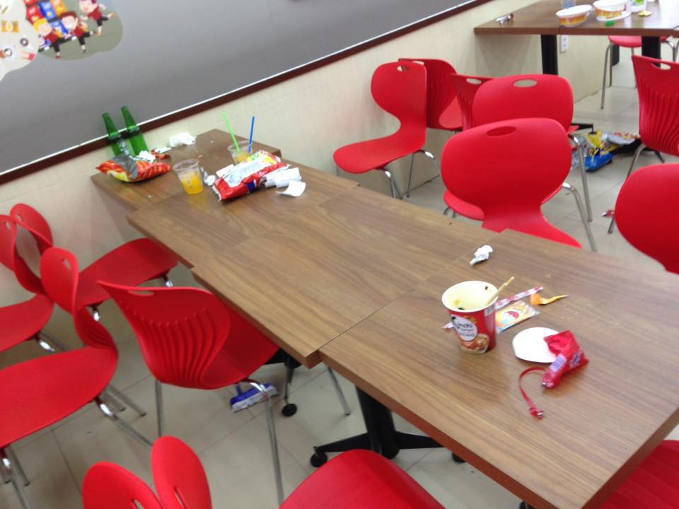 Điều đáng nói không chỉ tránh nóng các bạn trẻ còn tha hồ xả rác bừa bãi.