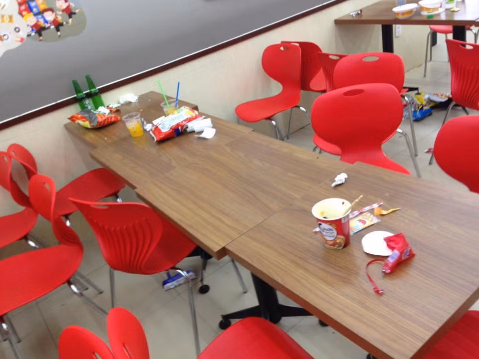 Điều đáng nói không chỉ tránh nóng các bạn trẻ còn tha hồ xả rác bừa bãi.