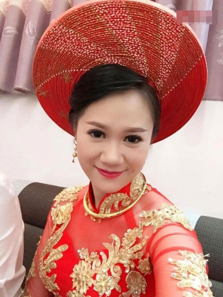 Bức ảnh và những dòng chia sẻ về cô dâu xinh đẹp này đã thu hút 832 lượt like và nhiều comment của cộng đồng mạng. Hầu như những phụ nữ đều thấy bóng dáng ngày đầu tiên của mình về làm dâu nhà chồng qua bức ảnh chân thật này. Ai cũng khen cô dâu xinh đẹp, dễ thương.