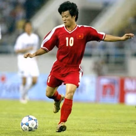 Tiền đạo lắm tài nhiều tật của ĐTVN giai đoạn 2002 - 2007 là Phạm Văn Quyến cũng chỉ sở hữu một chiều cao khiêm tốn đó là 1m68.