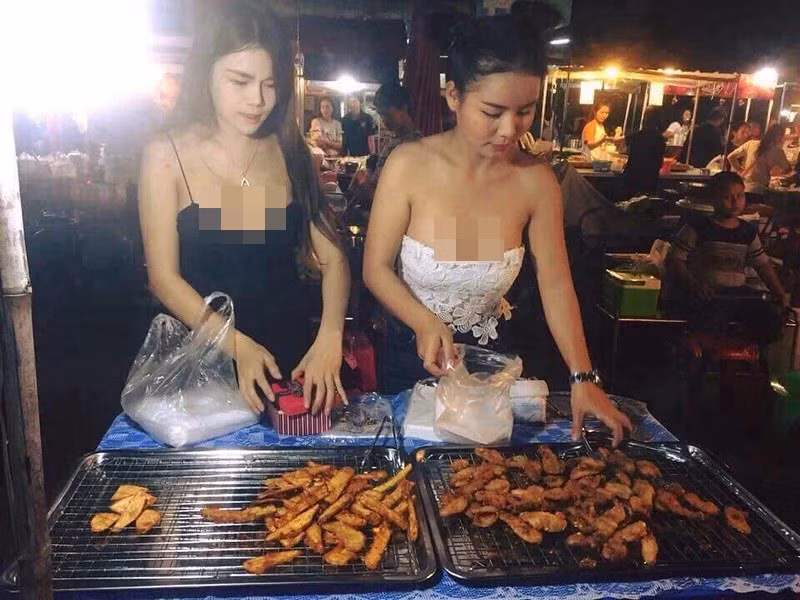 Mới đây, hai cô nàng bán chuối chiên có tên Inglish Nasamdaeng và Fang Kie Kie trở nên nổi tiếng khi du khách chụp hình hai cô, đăng lên Facebook.