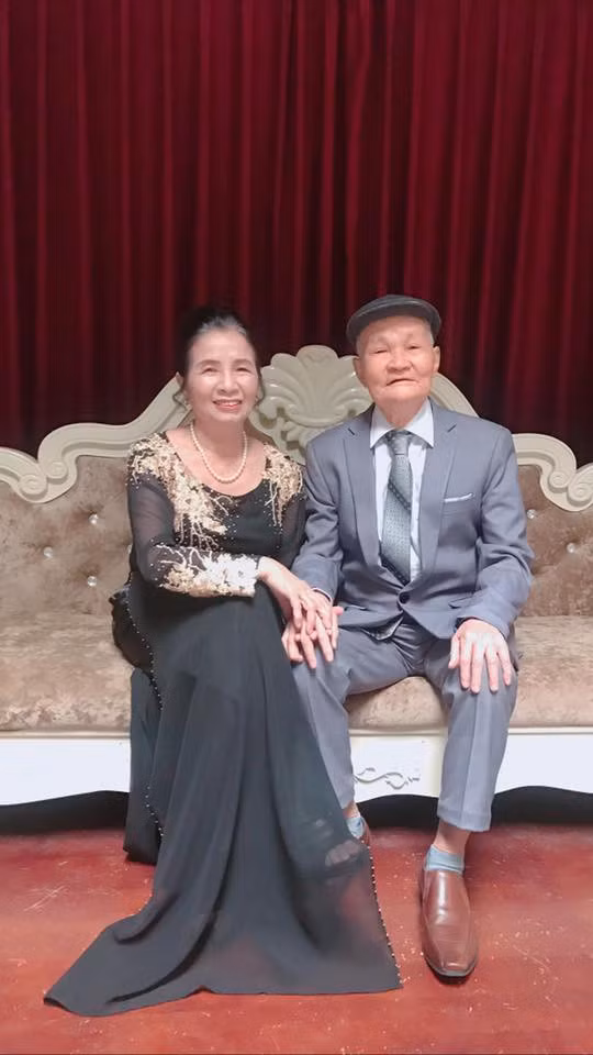 Theo lời cô cháu ngoại, ngày ấy ông là kế toán trưởng, bà là cửa hàng trưởng. Như vậy có nghĩa ông là sếp của bà. Bà ngoại Ngọc Anh xinh đẹp, giỏi giang nên vô số chàng ngấp nghé trồng 'cây si'. Trong khi đó ông 'vừa già vừa khó tính'.