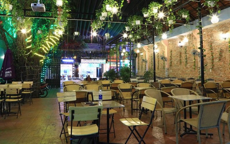 Phía trước là quán cà phê sân vườn có sức chứa hàng trăm chỗ ngồi. Phía sau là căn nhà hai lầu.