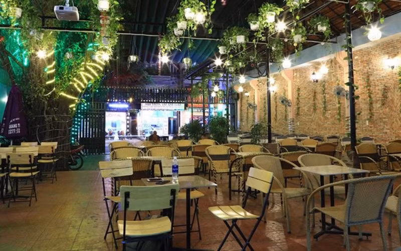 Phía trước là quán cà phê sân vườn có sức chứa hàng trăm chỗ ngồi. Phía sau là căn nhà hai lầu.