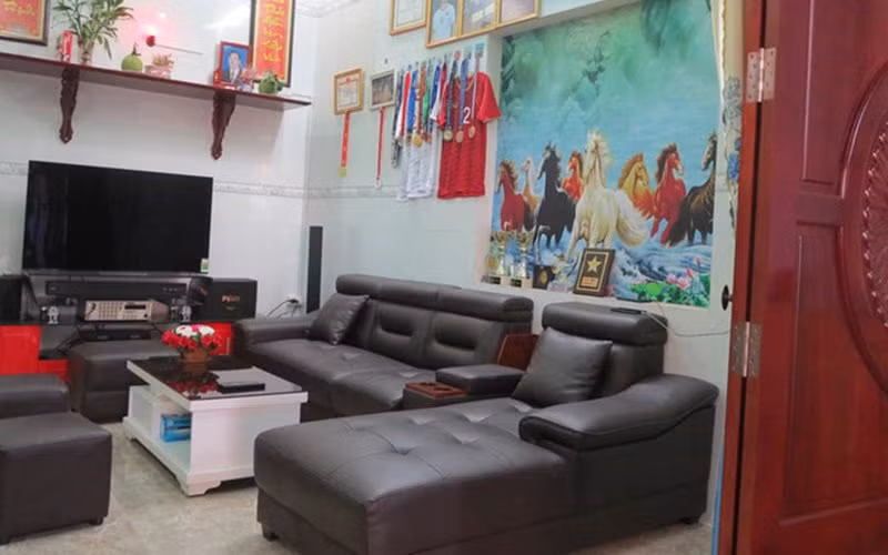 Lầu dưới là bếp nấu, phòng trưng bày các kỷ niệm chương, huy chương... mà cầu thủ Tiến Linh nhận được trong suốt những năm đá bóng.