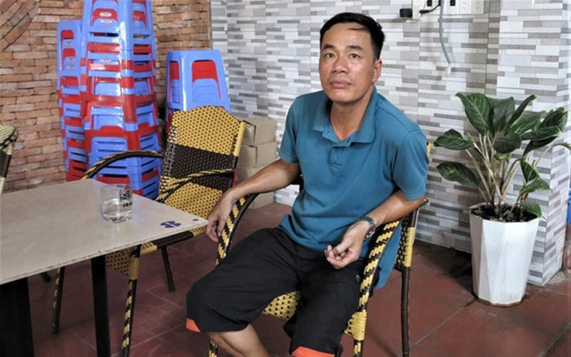 Bố Tiến Linh chia sẻ, năm 2000, ông gom tiền hai vợ chồng tiền kiệm được mua căn nhà hiện tại, giá 280 triệu đồng. "Lúc mua, vợ chồng tôi chỉ có tổng cộng 30 triệu đồng, phải nhờ bố mẹ cắm sổ đỏ, vay thêm bạn bè nữa", ông Quyền nhớ lại.