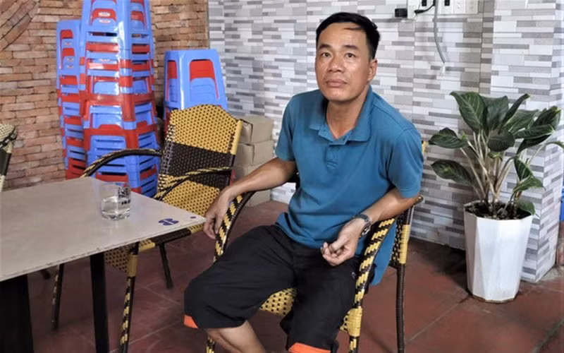 Bố Tiến Linh chia sẻ, năm 2000, ông gom tiền hai vợ chồng tiền kiệm được mua căn nhà hiện tại, giá 280 triệu đồng. "Lúc mua, vợ chồng tôi chỉ có tổng cộng 30 triệu đồng, phải nhờ bố mẹ cắm sổ đỏ, vay thêm bạn bè nữa", ông Quyền nhớ lại.