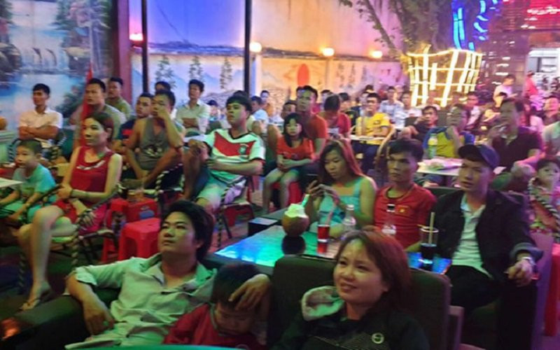 Quán cà phê đông nghịt khách vào mùa bóng.