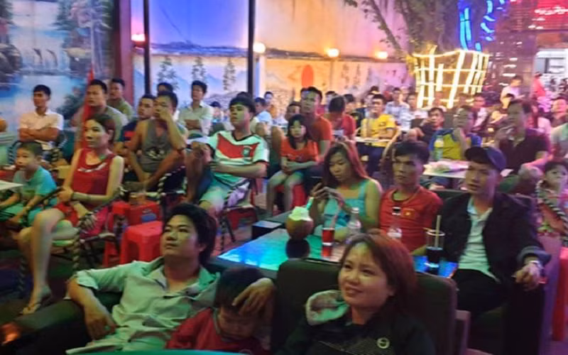 Quán cà phê đông nghịt khách vào mùa bóng.