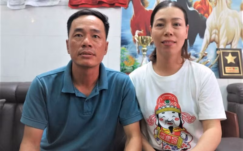 Căn nhà 2 tầng của gia đình Tiến Linh nằm ngay sau quán cà phê. Lầu trên gồm ba phòng ngủ, phòng tắm và phòng vệ sinh.