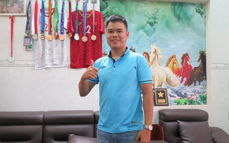 Nhiều khách đến quán thường xin phép bố Tiến Linh vào chụp ảnh cùng những huy chương trong sự nghiệp của nam cầu thủ.