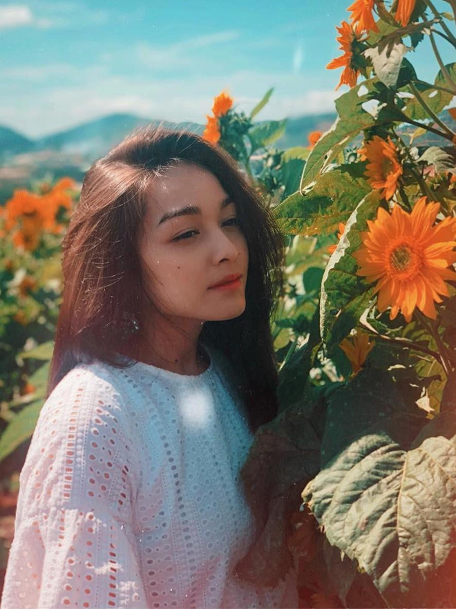 Trong một video nói về bản thân, Như Ngọc cho biết cô có thể nói thông thạo nhất tiếng Anh, tiếng Việt học từ cha mẹ lúc nhỏ và tự học tiếng Hàn năm 12 tuổi. Ngoài ra, con lai 9X này còn học tiếng Tây Ban Nha trong 4 năm và biết nói một chút tiếng Trung, Pháp.