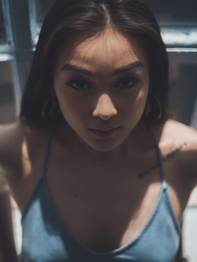 Không ít dân mạng nhận ra Như Ngọc sở hữu kênh video thu hút gần 90.000 subscribe - nơi cô nàng con lai 4 dòng máu này thường xuyên chia sẻ clip hát cover ca khúc US-UK và vlog nói về cuộc sống của mình tại Mỹ.