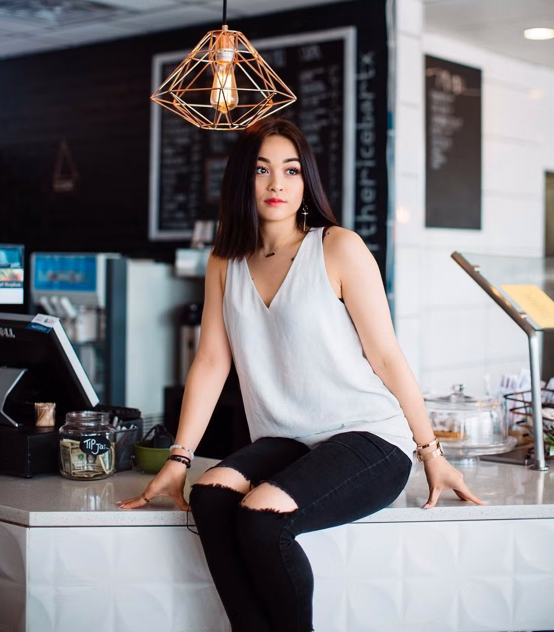 Con lai 4 dòng máu này từng chia sẻ cô sống tự lập từ năm 18 tuổi và tự mua xe cùng năm đó. Mới đây, cô khoe mình "tậu" được chiếc Mercedes ao ước từ lâu.