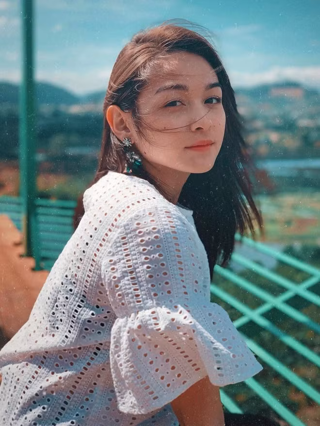 Như Ngọc chào đời ở bang Texas, Mỹ. Cô sống xa cha mẹ từ năm lên 10 tuổi nên khả năng nói tiếng Việt không thật sự tốt. Gần đây, cô gái 22 tuổi cố gắng học thêm để làm vlog và clip hát cover bằng tiếng Việt tại kênh video của mình.