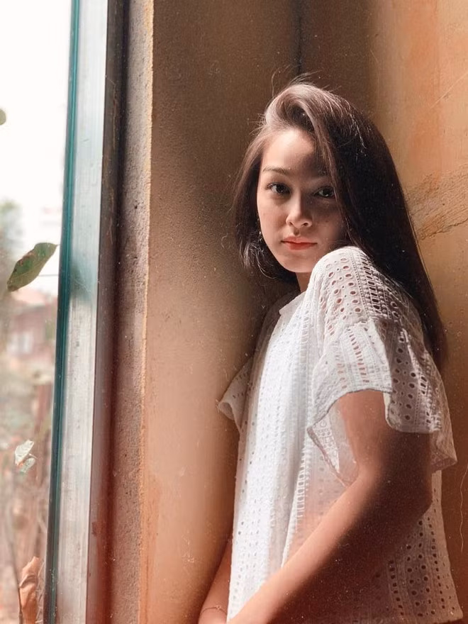 Như Ngọc tỏ ra thích thú khi lần đầu được thưởng thức nhiều món ăn Việt, cũng như mặc áo dài.